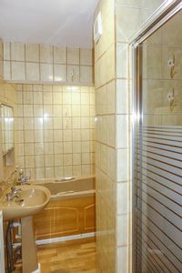 BATHROOM- click for photo gallery